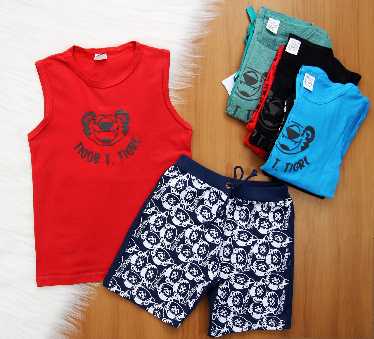 Cj. TT Short Carinhas 